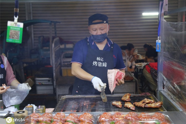 老板27万拿下网红摊位30天使用权 日成本3万卖猪蹄