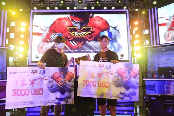 街霸6小孩比赛失利仍被围观 日本粉丝长队如长城