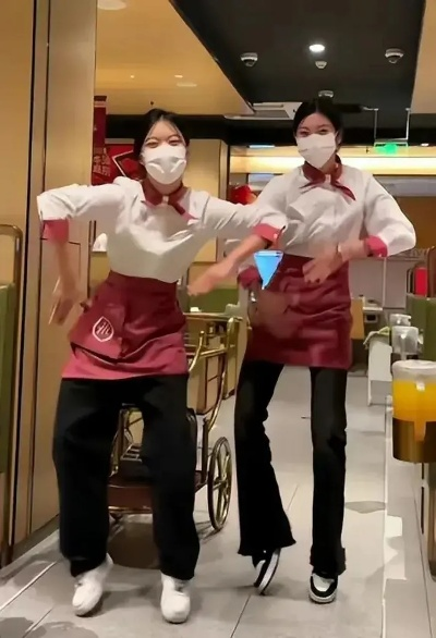 美国一海底捞门店机器人跳舞时变掀桌子 仨人都拉不住