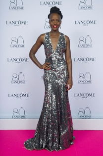 演员麦肯娜是《宝可梦》卡牌爱好者 竟在奥斯卡红毯拆卡