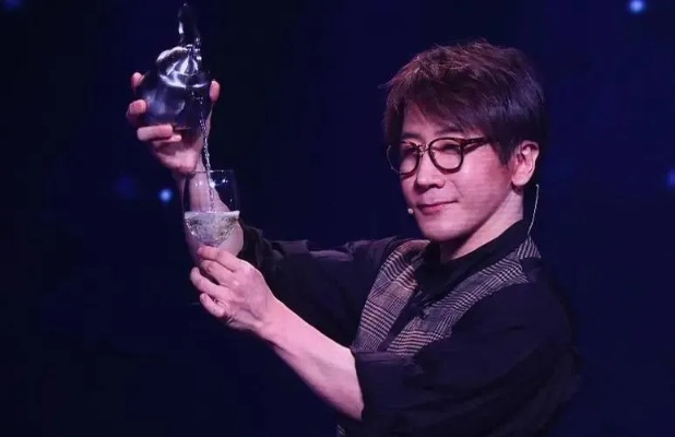 刘谦生日属巨蟹座，水象星座特质如何成就他的魔术创作与舞台共情力？