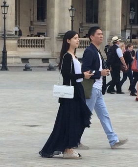 刘强东夫妇现身巴黎街头：奶茶忙通话 东哥自动跟随