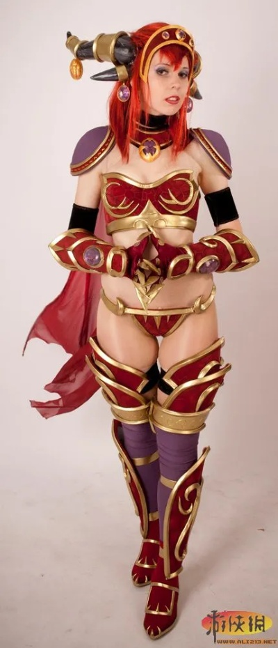 日本模特cos《棕色尘埃2》魔法少女ut妈 大雷露肚脐很吸睛！