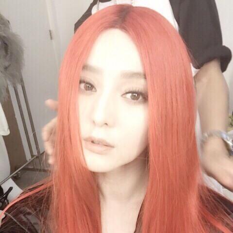 迪丽热巴红衣女鬼塑 想尝尝你唇膏味道的动态图