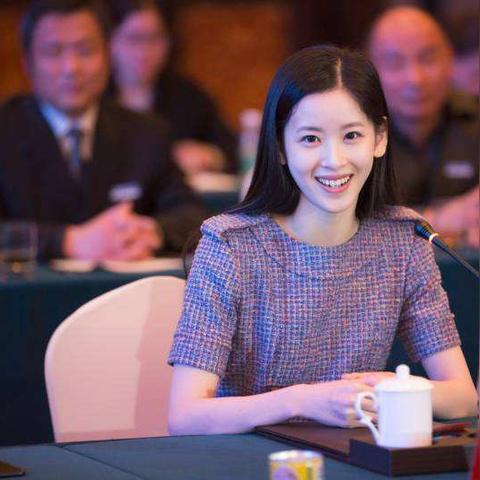 刘强东夫妇现身巴黎街头：奶茶忙通话 东哥自动跟随