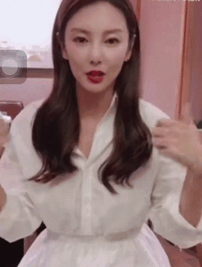 张雨绮说怀孕了却直播塑身衣 正背分不清楚的动态图