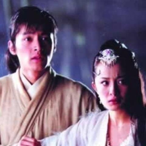 迪丽热巴红衣女鬼塑 想尝尝你唇膏味道的动态图