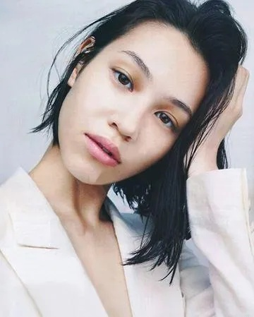 日本名模水原希子拍鞋广告引争议 与男模贴身拥抱