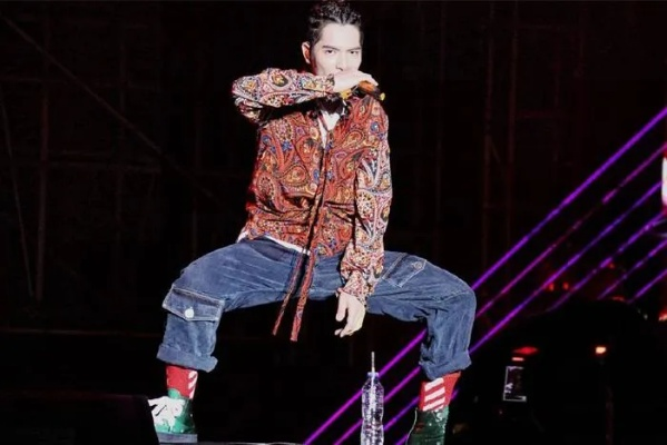 萧敬腾演唱会上开黄腔！直言内裤之下是"挪威的森林"