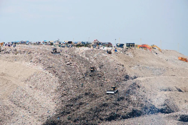 小区旁400万吨垃圾被挖出来了 清空一座20年垃圾山