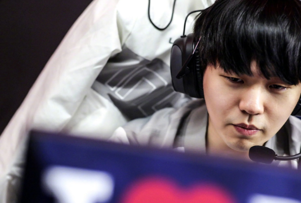 曝LPL冠军中单Rookie萌生退意:花边缠身影响心态？