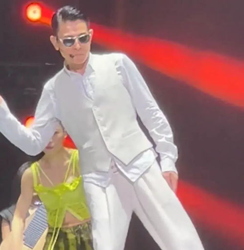 刘德华演唱会跪滑分3类？从粉丝热需拆解舞台滑跪的实战门道与模仿技巧