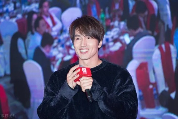 言承旭演唱会提词器"预制情绪"引争议 阿信:是我写的