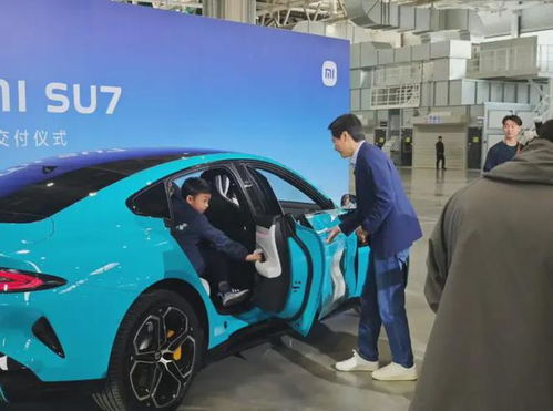 新SU7交付 雷军弯腰为车主开门：网友称钱花的值