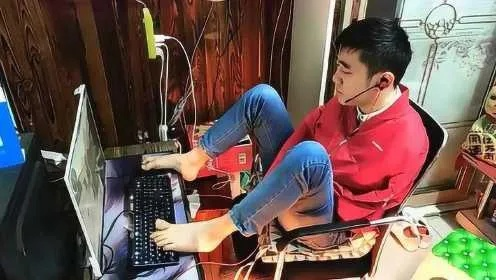 女主播常年用脚玩游戏 竟练出特殊肌肉？