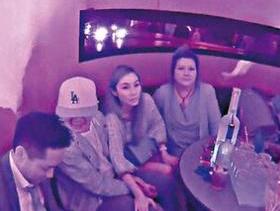 马云香港被美女包围，这些美女是什么来头？赴港布局藏着哪些门道？