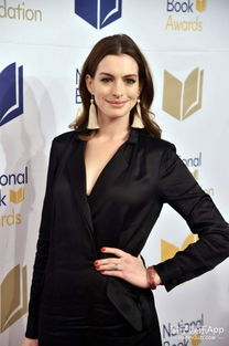 刘亦菲安妮海瑟薇深v搂腰 曲线吸睛的动态图