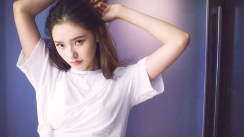 女主播晒《红色沙漠》COS！双手持剑英气无比