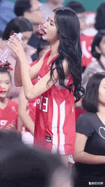 男篮啦啦队颜值担当 这动作没进我医保的动态图