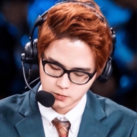 中国美女解说能力震惊观众！台上“一挑五”社区狂赞