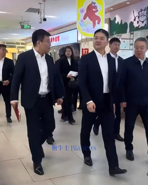 刘强东霸气现身菜市场 身随一队黑西装"教父"驾临
