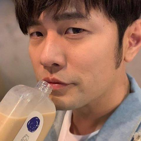 美女巨星被偷拍大方展示身材 网友抨击