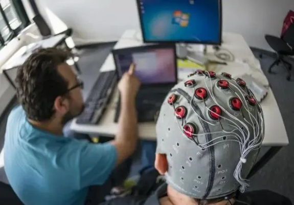 英国退伍军人使用脑机接口玩《魔兽世界》