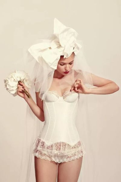 新娘内衣现已开售 高开衩设计纯洁又妩媚