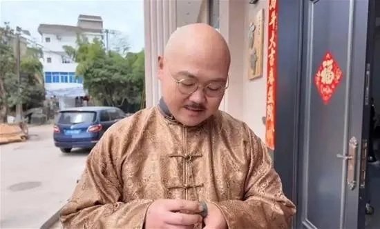 小伙横店演“公公”走红 最高日入四位数