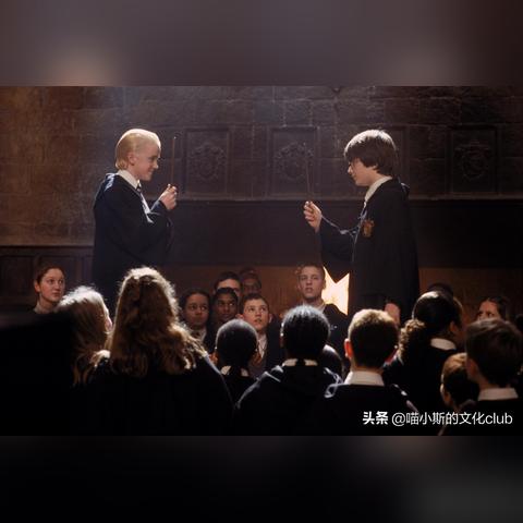 黑人斯内普拍魁地奇摔下扫帚！挂在三米高空 超丢人