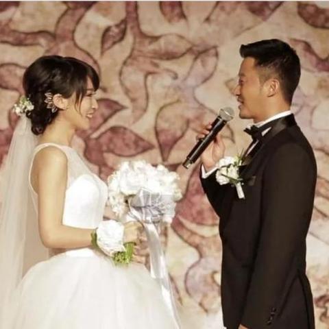 吴京"按脸留坑"网友担忧健康!本人回应：身体还不错