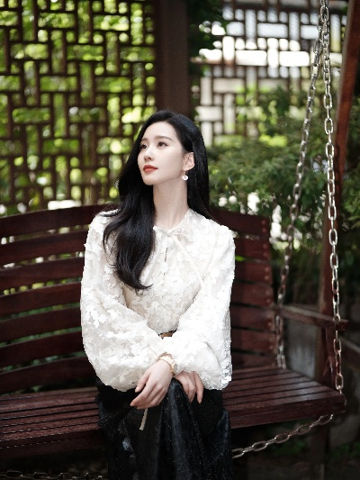 美成啥了？刘诗诗镂空衬衫搭国风裙 尽显东方美人神韵