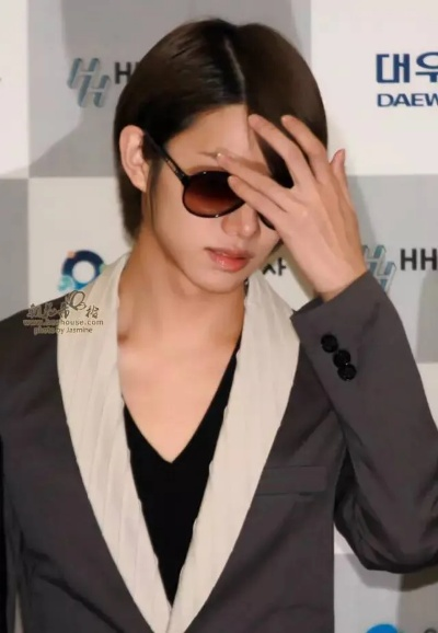 金希澈单手“秒解内衣扣”被审判：靠低俗吸引眼球！