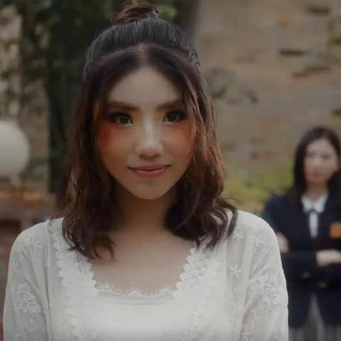 震撼！澳洲海滩惊现65吨超级马里奥沙雕