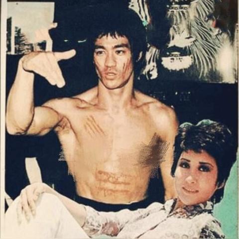 李小龙遗孀琳达近况:81岁神采奕奕 与信徒们饮茶聊天