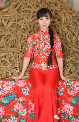 星光红色包臀裙惊艳全场 丰盈圆润更有韵味