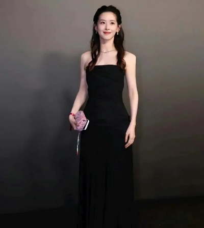 章泽天现身香港逛展 深V黑裙礼服配金腰带贵气逼人