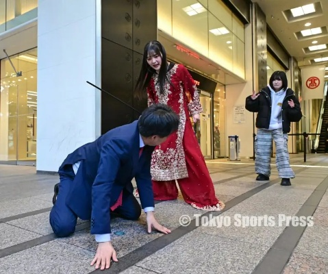 "政委"真勇！上坂堇亮相东京女子职业摔跤比赛:超卖力