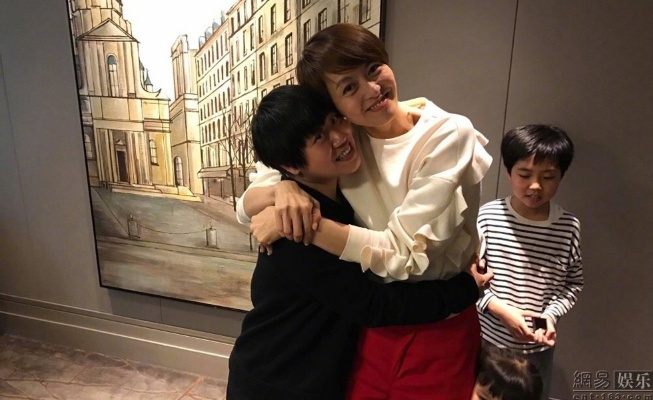 梁咏琪竟然有个双胞胎弟弟 两人一起过50岁生日晒照