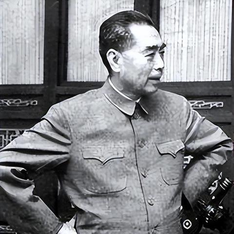 疑丈夫出轨 女子挂货车车尾跟踪 丈夫被扣3分