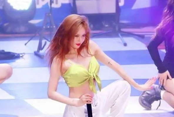 泫雅一月晕倒12次，明星过劳的健康暗线，普通人该如何避开同款风险？