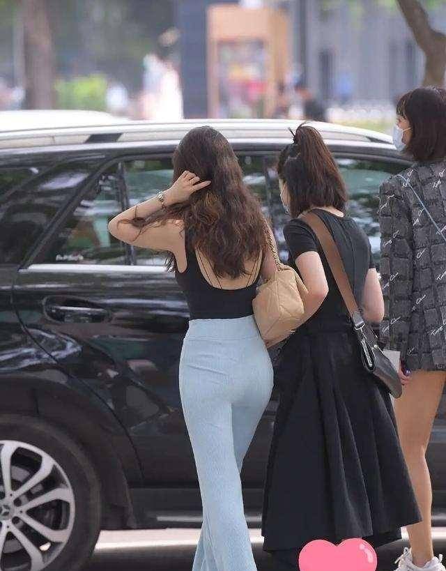 “浩浩妈”晒新裙子 红底高跟踩你