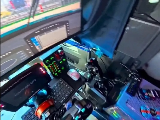 史上最发烧卡车司机！副驾藏了一台价值4万元的RTX 5080高端PC：随时能玩赛车模拟器