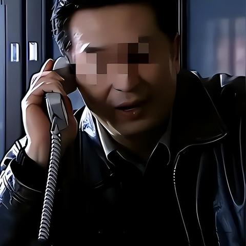 疑丈夫出轨 女子挂货车车尾跟踪 丈夫被扣3分