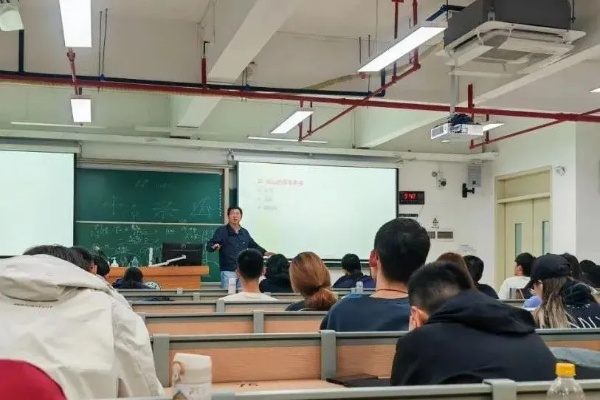 中科大学生课上对讲台怒扔水杯！背后原因让人胆寒