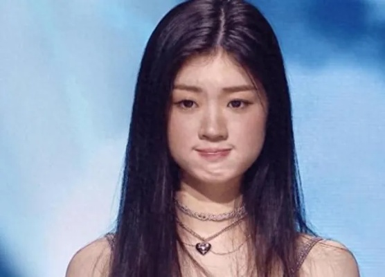 “版权风波”后单依纯露面：炫技的老了得夹着臀唱