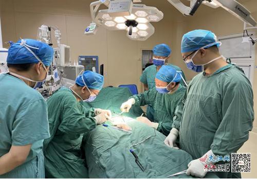 男子CT检出子宫！涉事医院致歉：停职处理