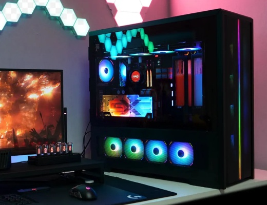 在玻璃桌面内部装机！点亮那一刻效果太爆炸