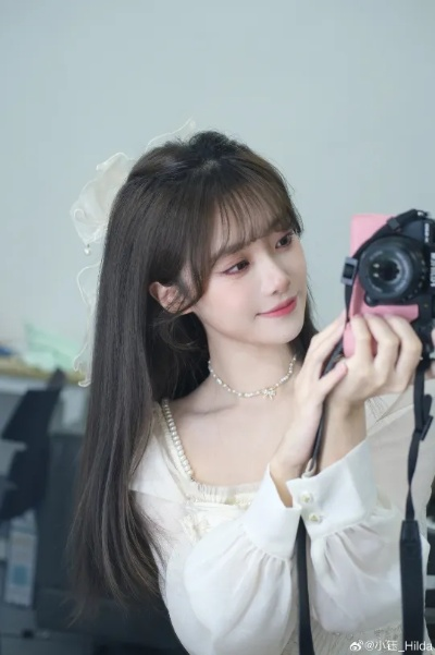 LPL女主持小钰晒春游照：心情大好 分手阴霾全退散