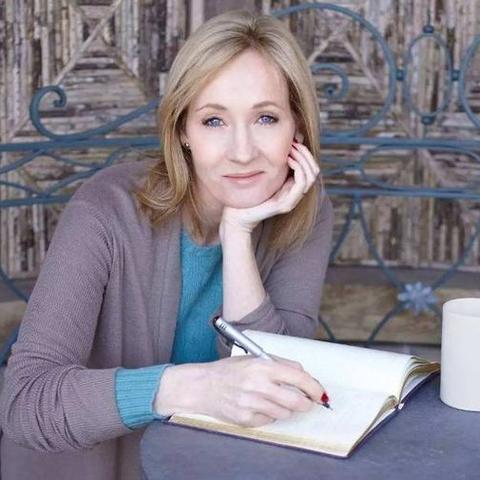 《巫师》小说作者确认将推出系列新书 批判实体书籍定价太贵